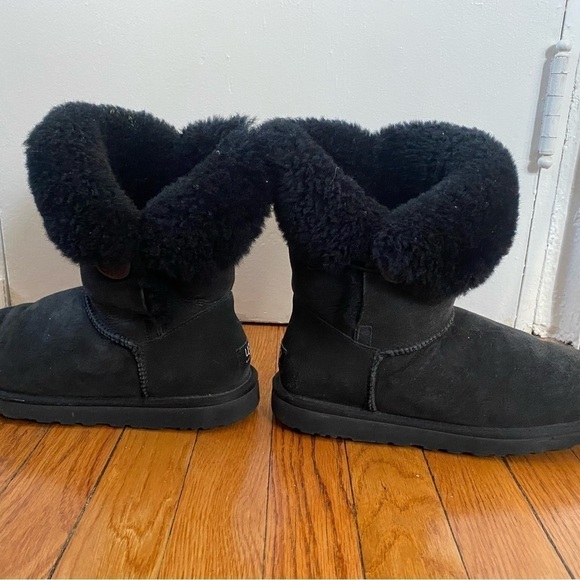 UGG Bailey Button Short Black Suede Shearling Boots Size 9 - Picture 2 of 8